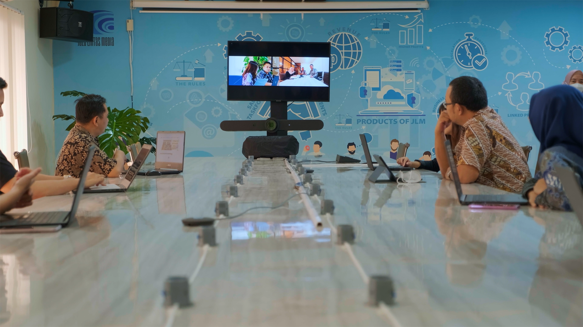 People in Video conference meeting with Logitech Rally Bar and Tap