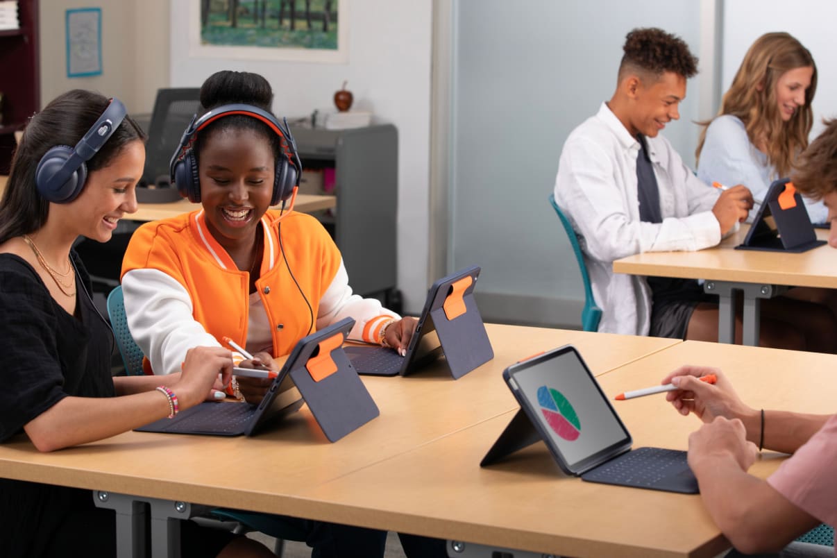 Schüler bei der Arbeit am iPad mit dem Logitech Crayon