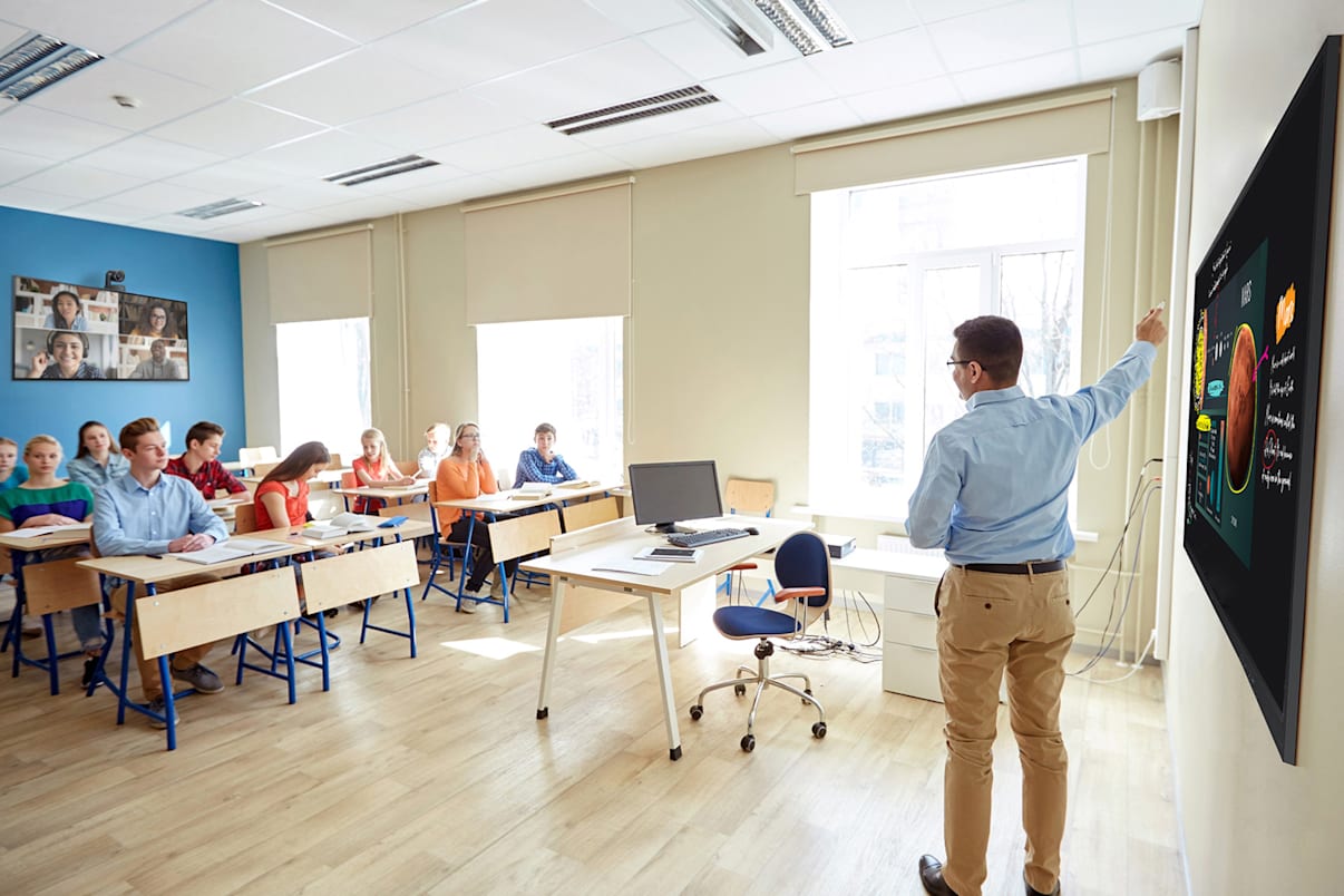 Hybrides Klassenzimmer mit Zoom-Videokonferenzausrüstung