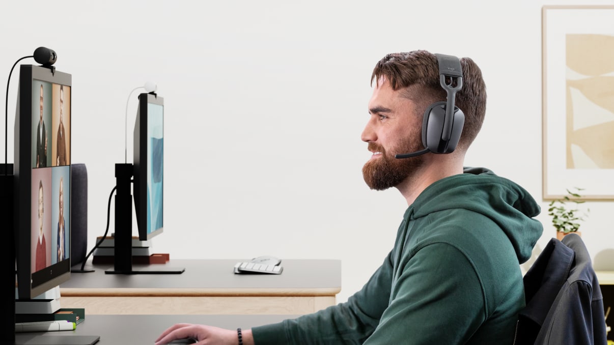 Mann in einem Meeting mit kabellosem Headset mit Overhead Zone Vibe